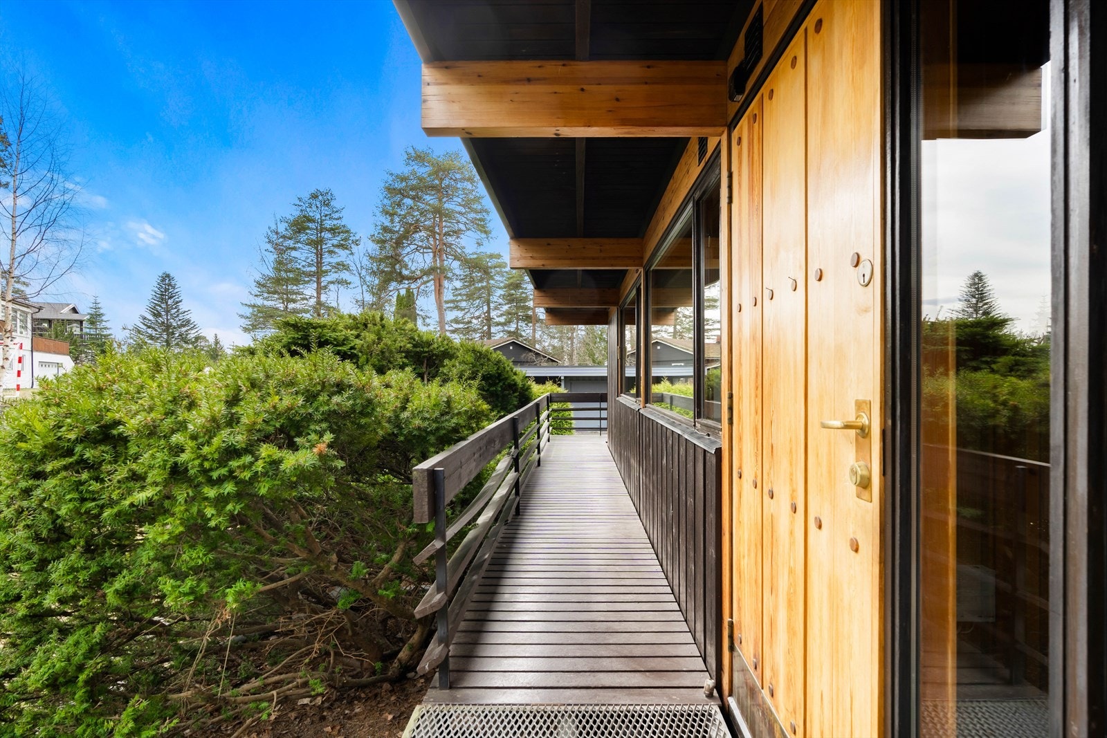 Velkommen! Boligen har et innbydende inngangsparti, med adkomstterrasse tilknyttet den store terrassen. Galleribilde