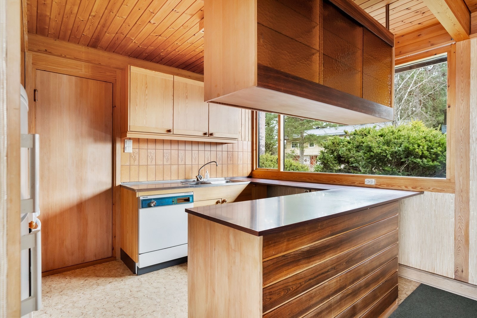 Det er godt med benk- og skapplass, og innredningen har skap med glatte fronter. Galleribilde