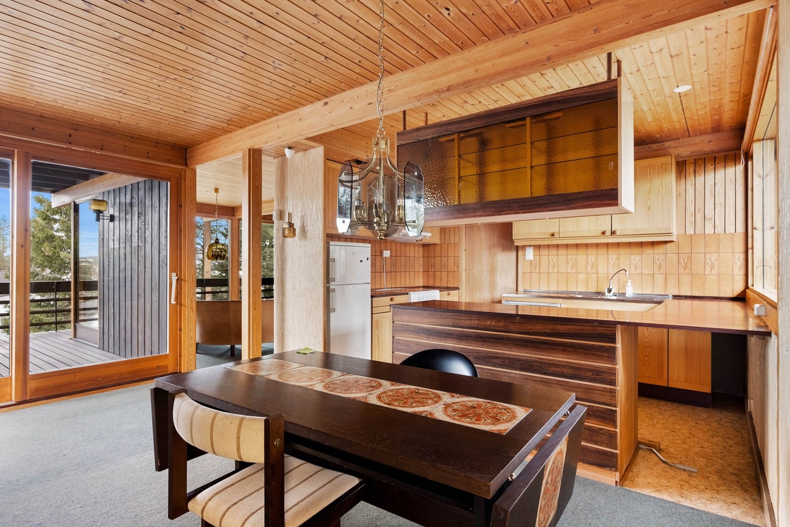 Kjøkkenet er i åpen løsning mot spisestuen, og har en retro innredning. Galleribilde