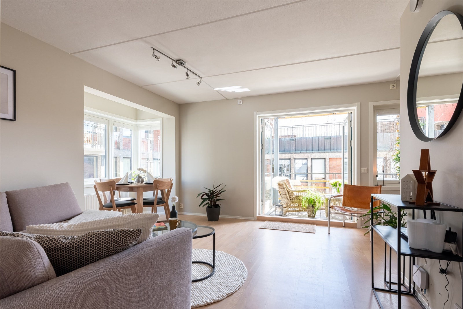 En lys og innholdsrik 2-roms hjørneleilighet fra 2003 som har en meget populær beliggenhet i Pilestredet Park! Galleribilde