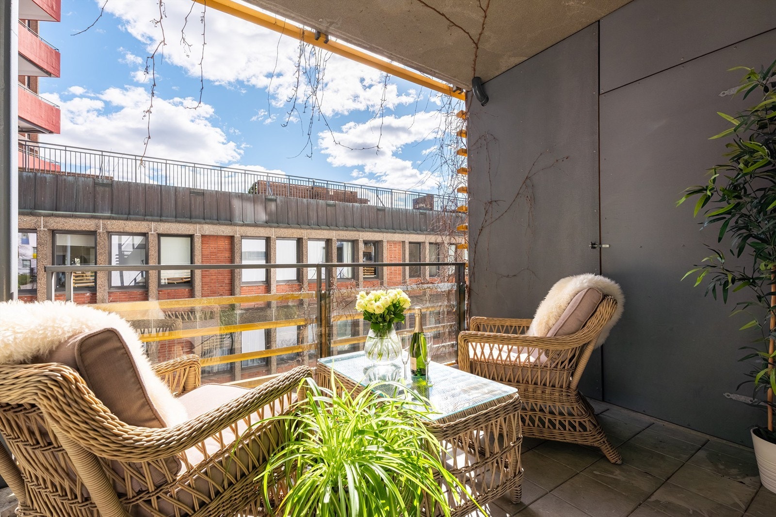 Sydøstvendt balkong på hele 7 m2 med god plass til sitteguppe og gassgrill. Galleribilde