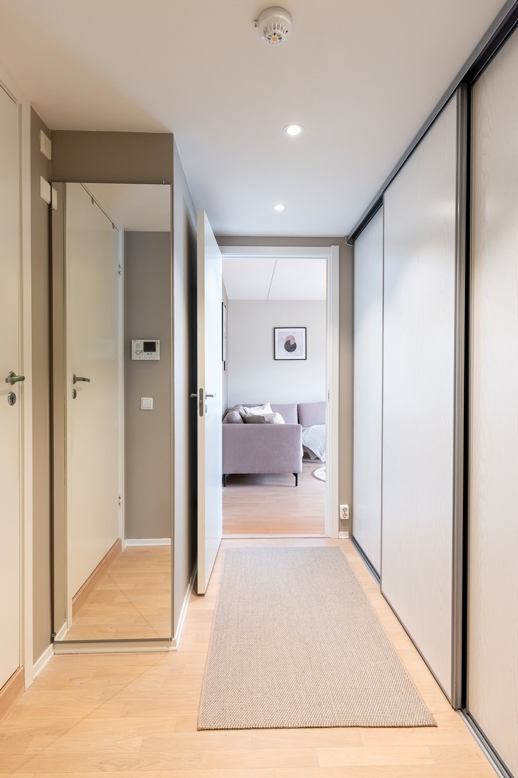 Innbydende og praktisk entré med god lagringsplass til både sko og yttertøy i skyvedørgarderobe. Galleribilde