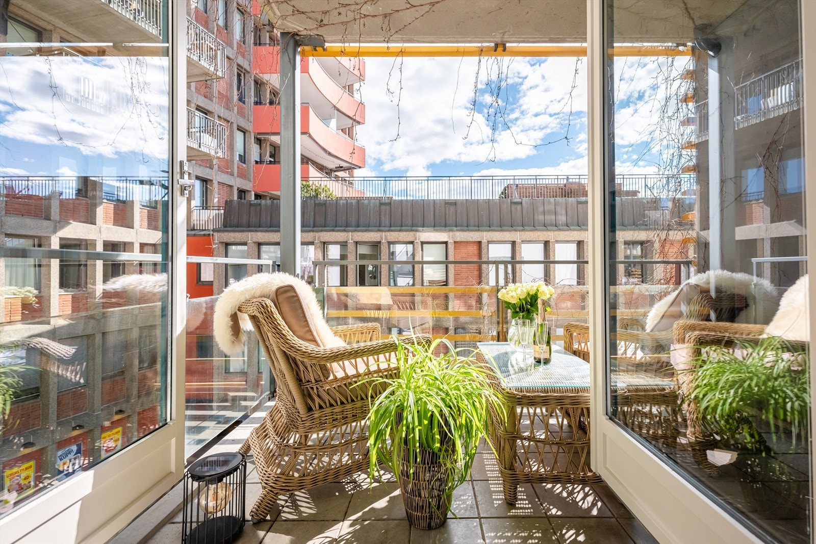 Her er det sol fra ca. kl. 11-14.30 på sommeren iht. selger. Galleribilde