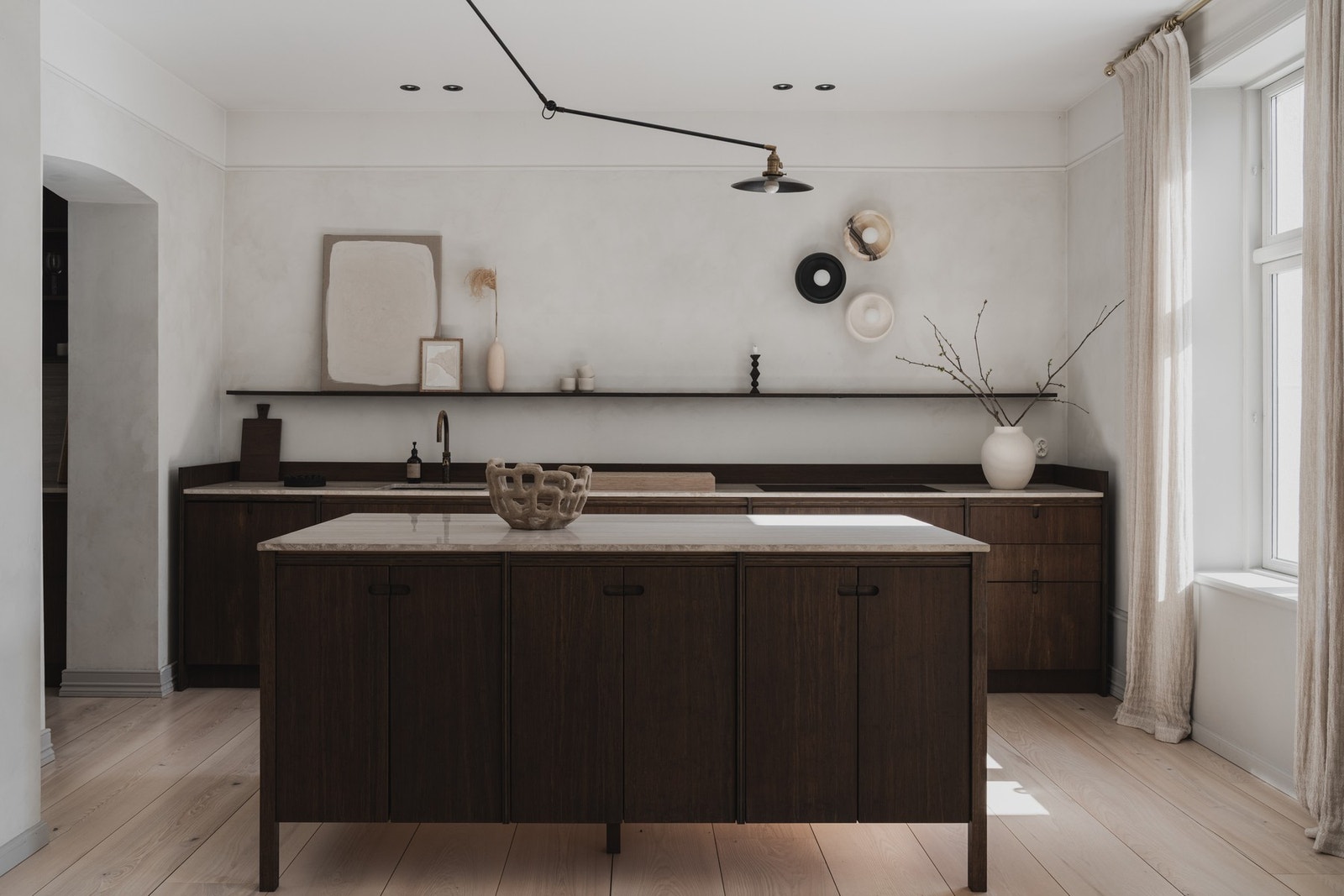 E Collection innredningen fra Ask og Eng er snekkerbygd med skrog og glatte fronter i bambus i fargen ´Rye´. Galleribilde