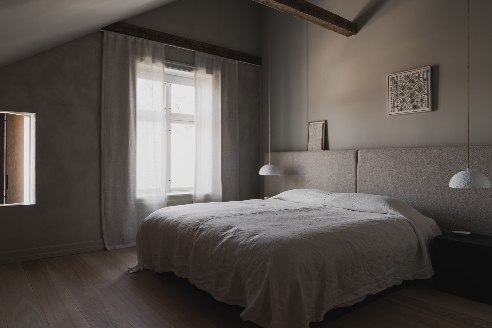 Flott hovedsoverom med rustikke takbjelker, gode vindusflater og luftig takhøyde. Galleribilde