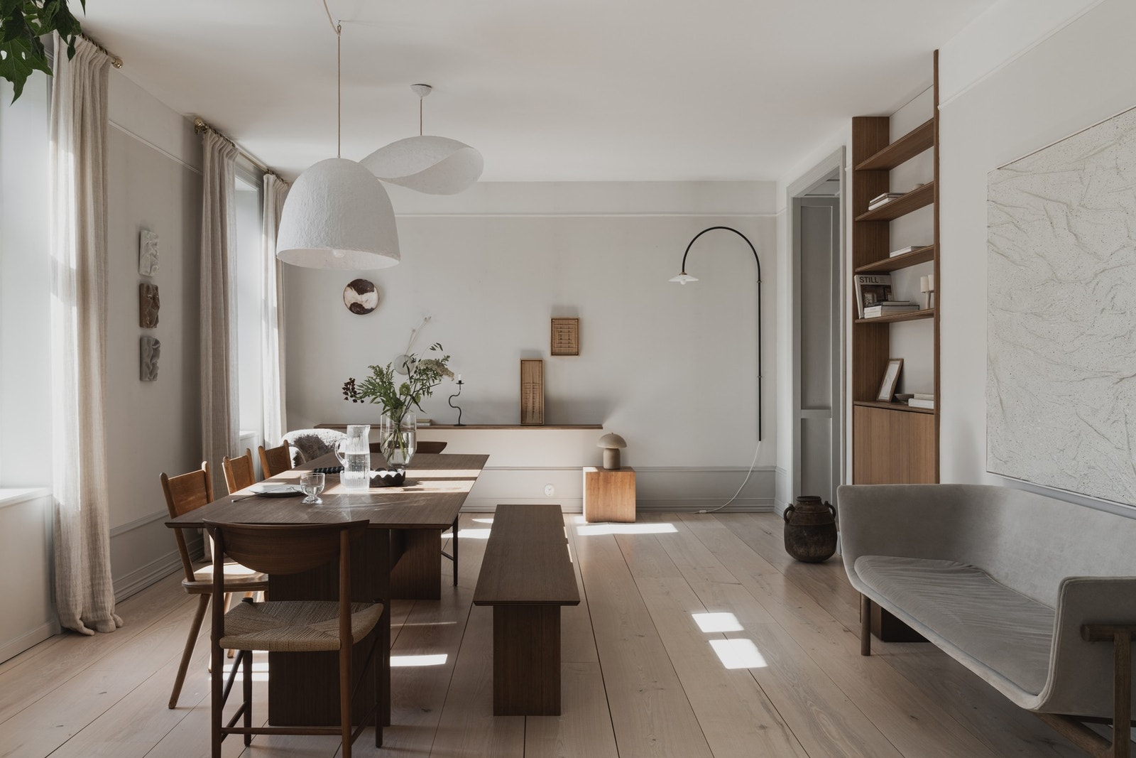 Spisestuesonen har plassbygd bokhylle i bambus fra gulv til tak i egen nisje, en matchende hylle langs innerste vegg. Galleribilde