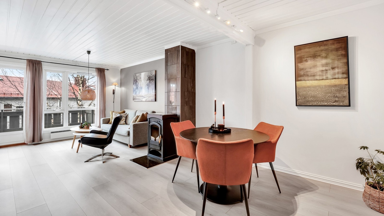 Velkommen til Lirypeveien 28 - rekkehus over 3. etasjer med 4 soverom. Galleribilde