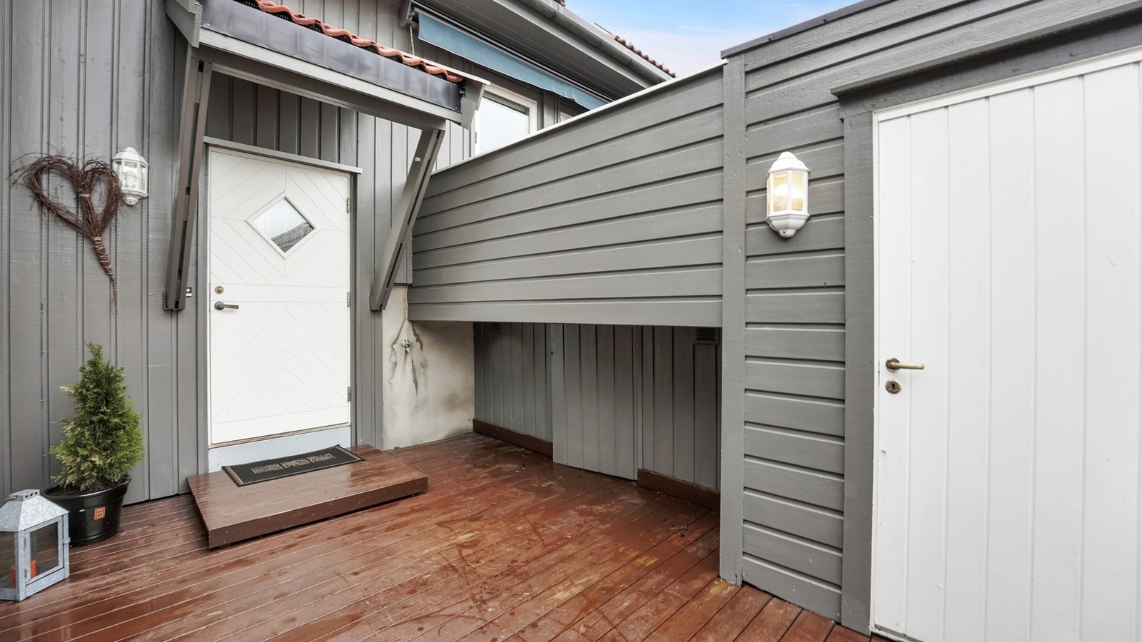 Praktisk utebod rett ved inngangsdør. Galleribilde