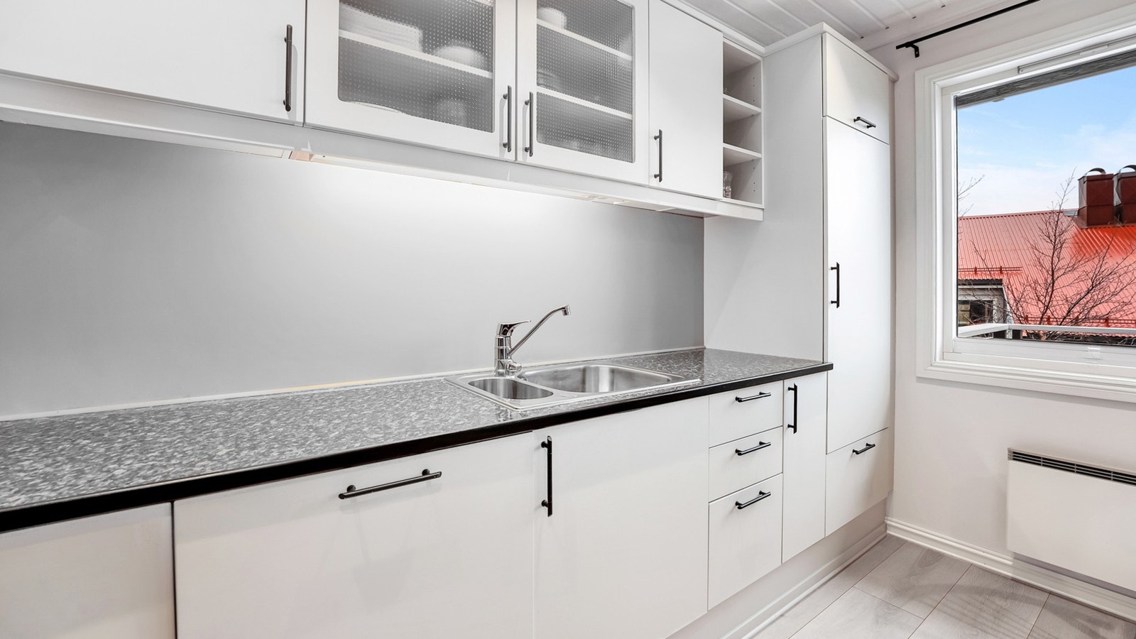 Innredning med nedfelt vask, integrert platetopp, stekeovn, oppvaskmaskin og kjøleskap. Galleribilde