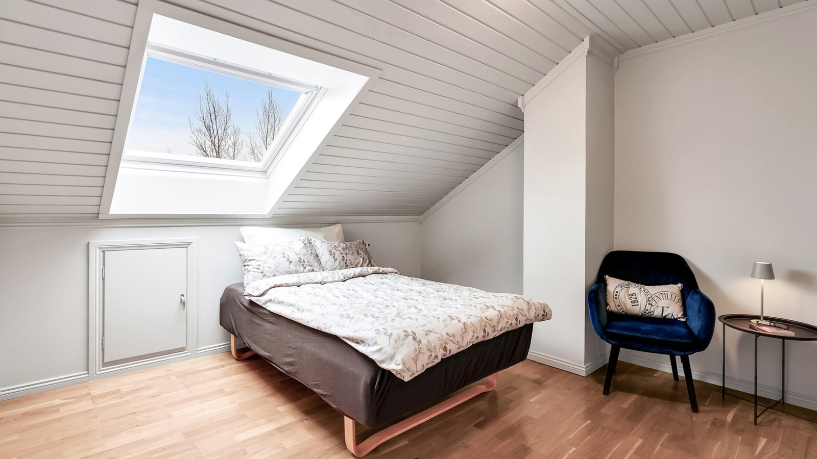 Soverom 2 med god plass til seng og tilhørende møblement. Galleribilde