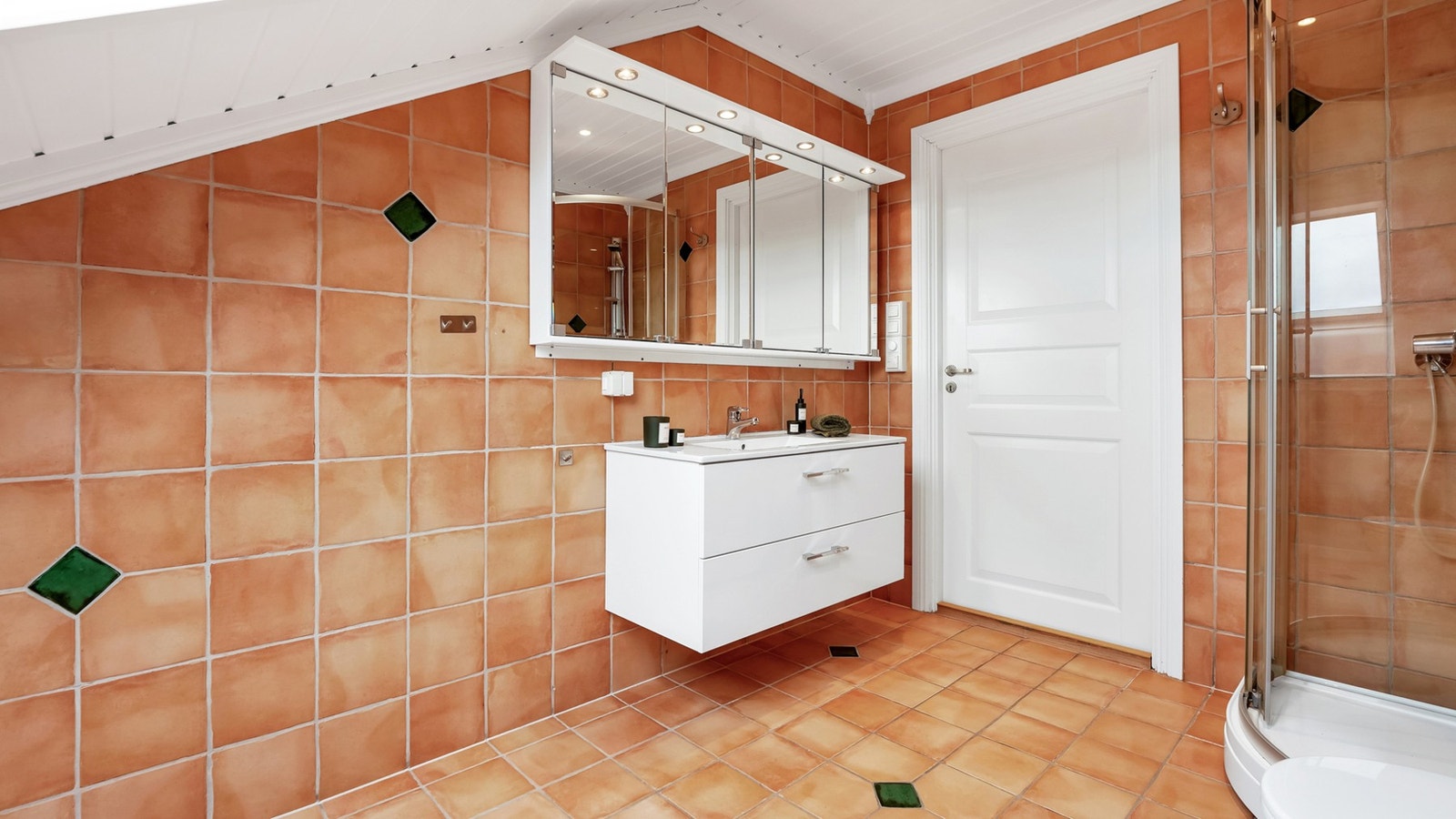 Flislagt bad med varmekabler i gulvet. Galleribilde