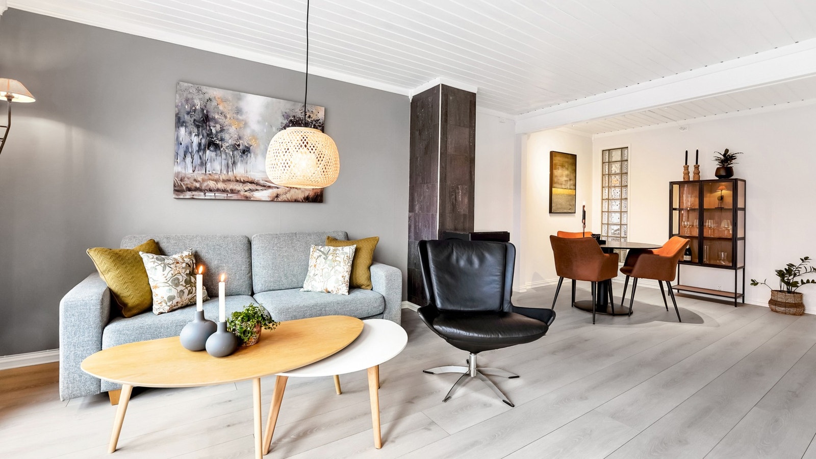 Romslig stue med god plass til sofagruppe og spisestue. Galleribilde