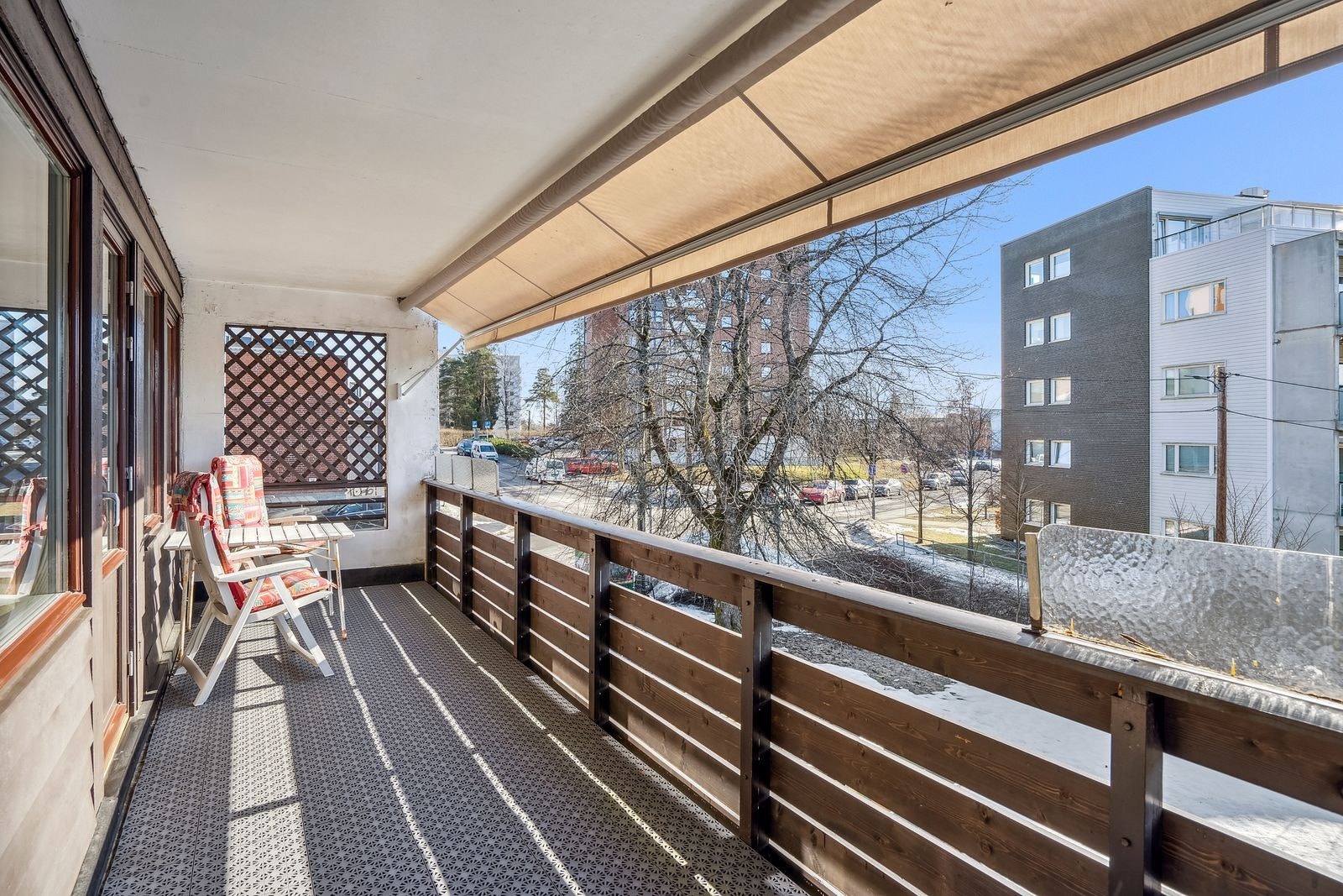 Leiligheten har en stor og solrik balkong med plass til utemøbler. Galleribilde