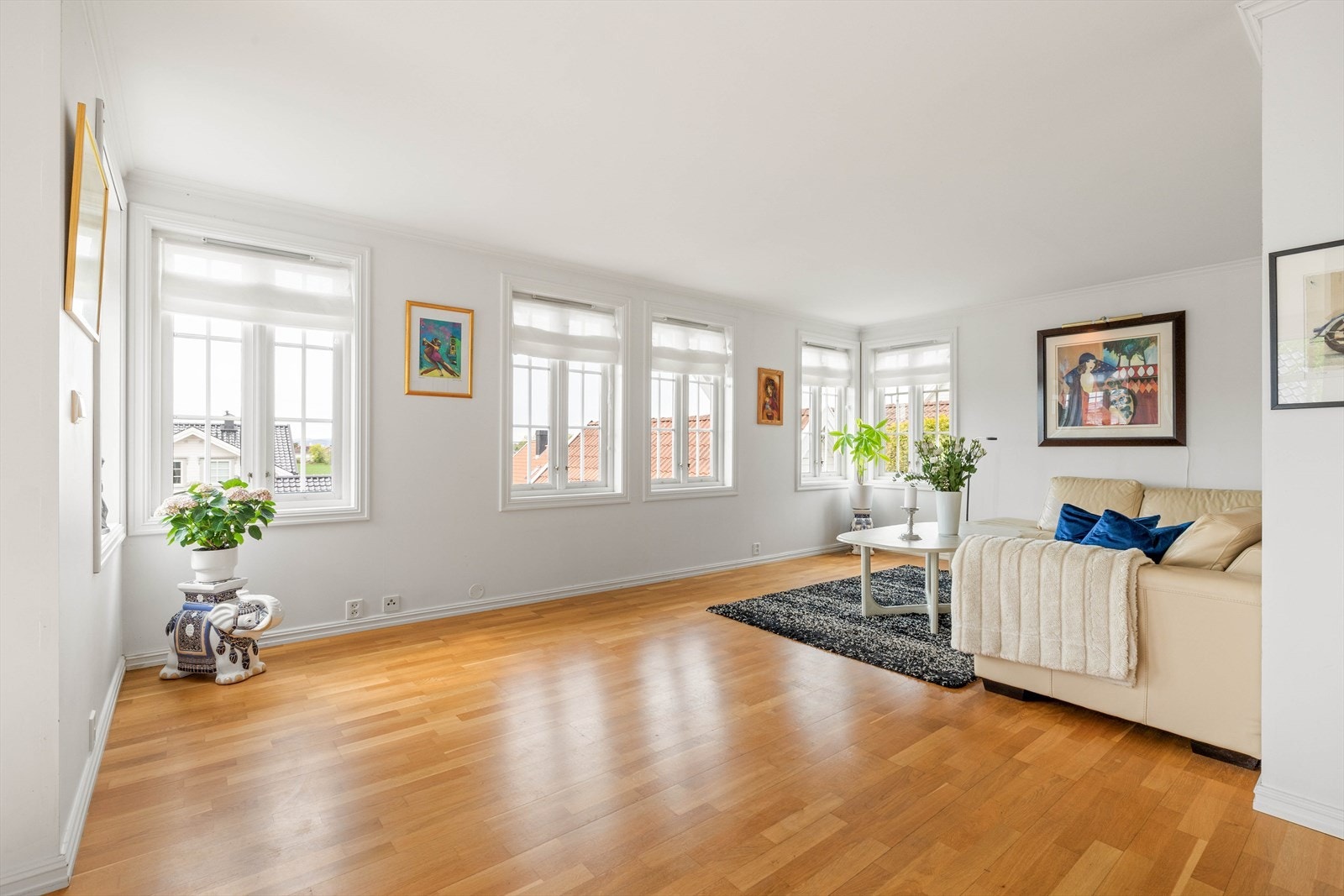 Rommet har en lett atmosfære og fylles med dagslys fra en vindusrekke mot vest. Galleribilde