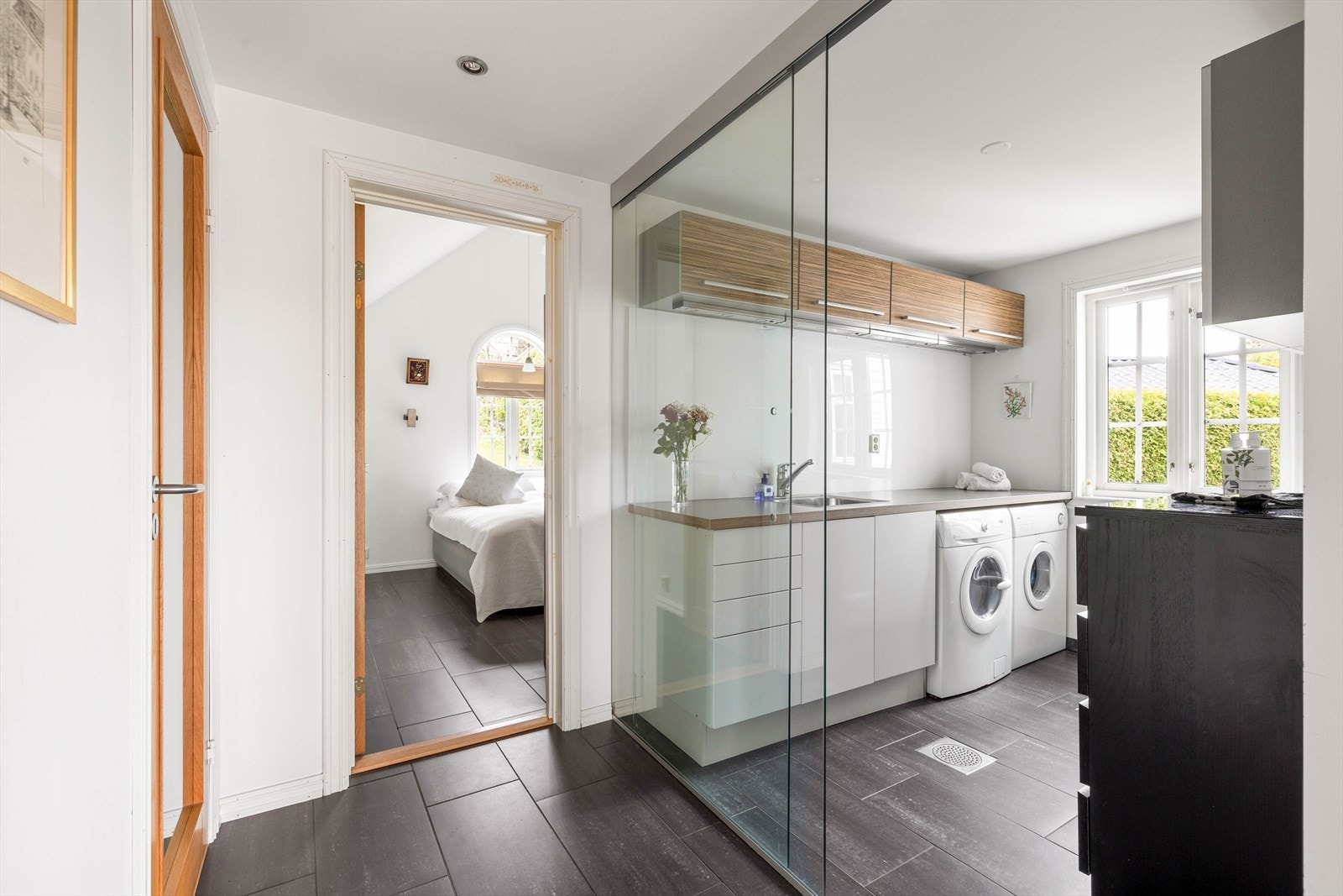 I denne delen av boligen er det også et hyggelig og fint vaskerom. Galleribilde