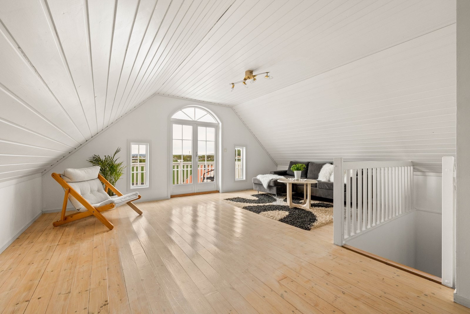 Loftstuen gir god plass til sofagruppe, tv-løsning og annet møblement, alt etter behov. En stue som dette er uvurderlig for familier som ønsker ekstra spillerom og privatliv. Galleribilde