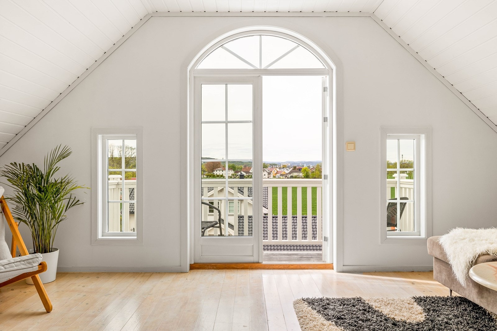 I loftstuen er det utgang til en flott balkong med gode solforhold og sjøutsikt. Galleribilde