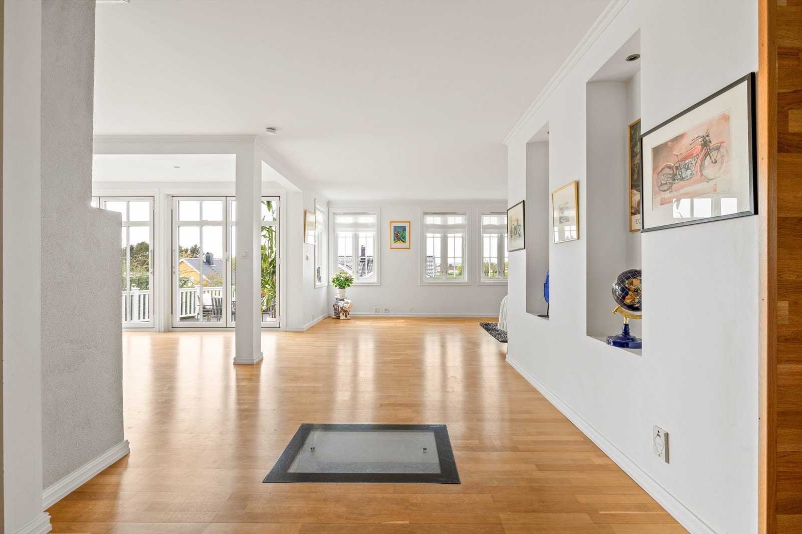 I stuen/kjøkken er også luke ned til kjellerrom som er innredet som vinkjeller. Galleribilde