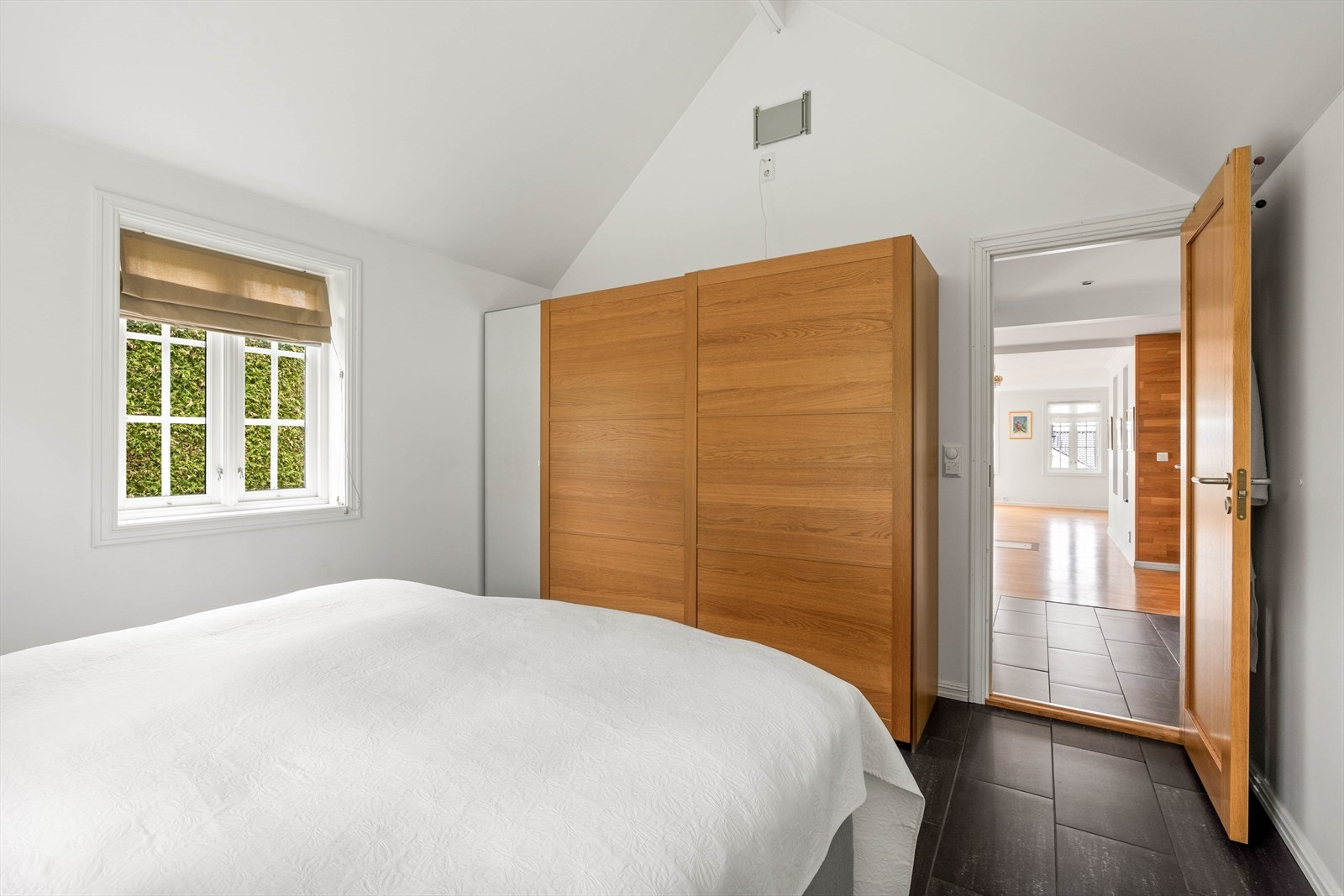 På hovedsoverommet er det et stort garderobeskap, samt fliser på gulv. Galleribilde