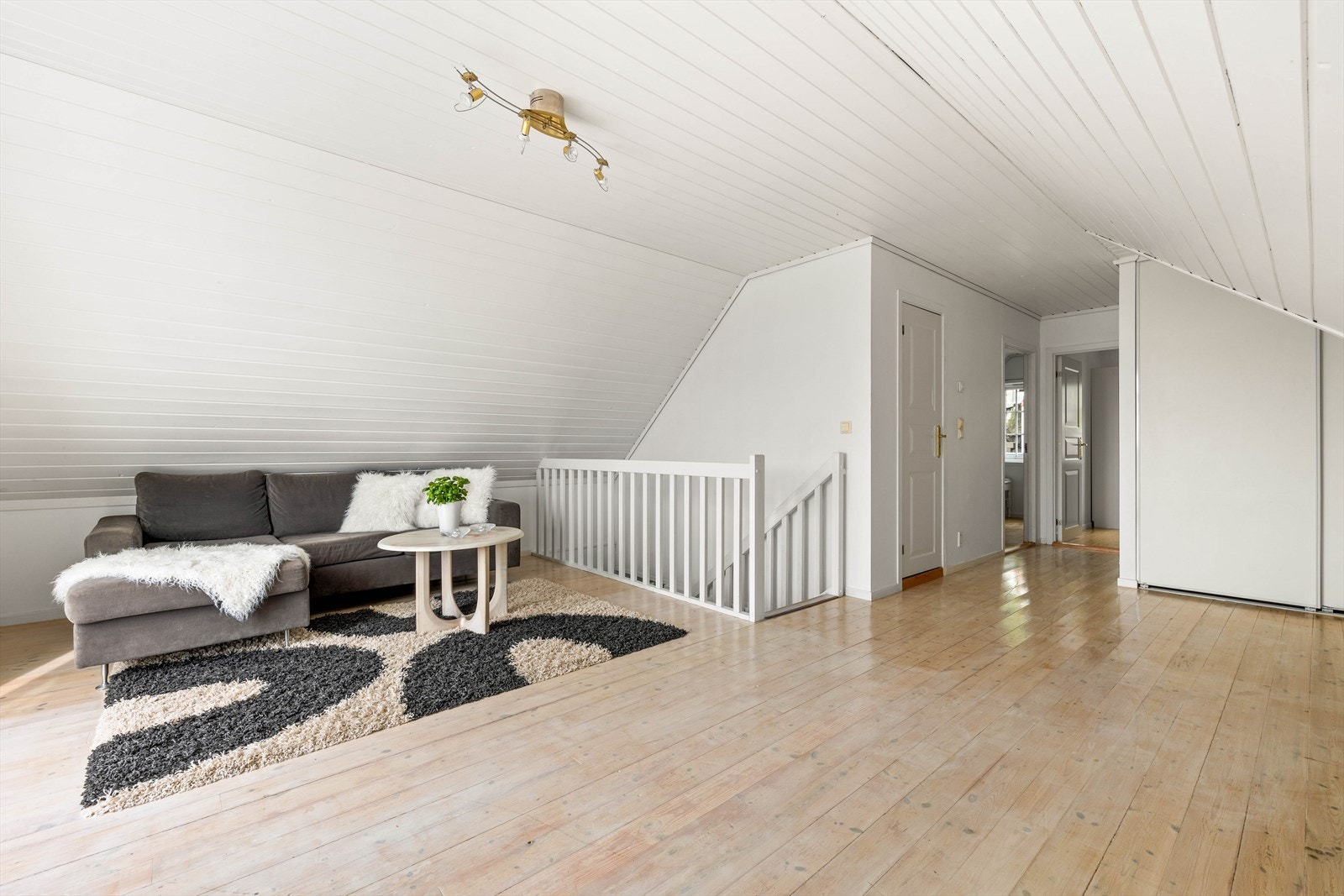 Rommet har en lett atmosfære og fylles med dagslys fra en vindusrekke mot vest. Galleribilde