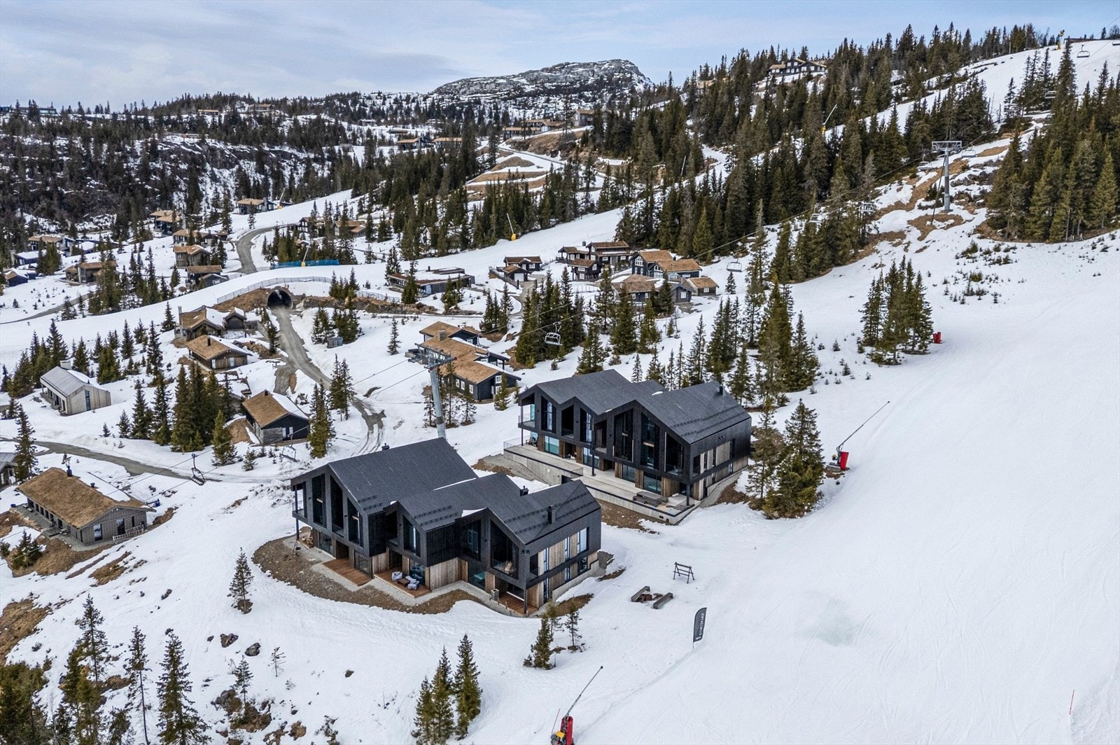 Leiligheten ligger "midt i smørøyet" i alpinbakken på Vestsiden - 100% ski inn / out. Galleribilde