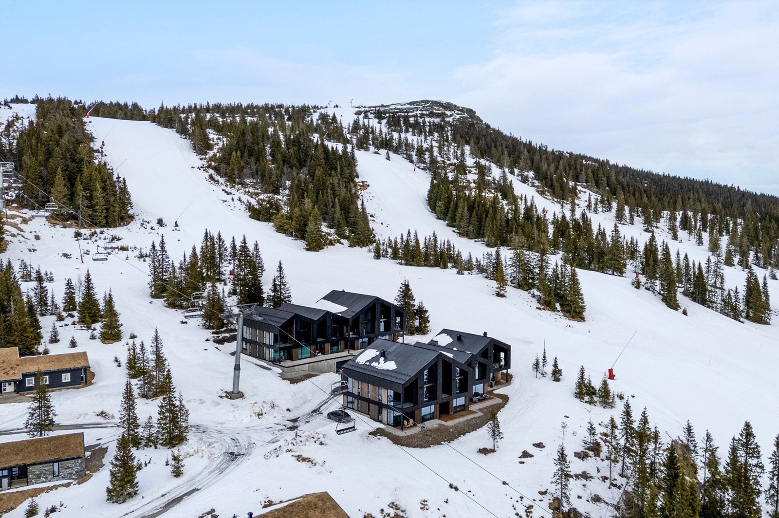 Bygget ligger høyt og på solsiden av Kvitfjell Vest med gode lysforhold. Galleribilde