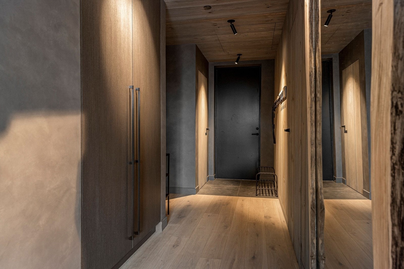 Flislagt entre med plassbygde oppbevaringsskap Galleribilde