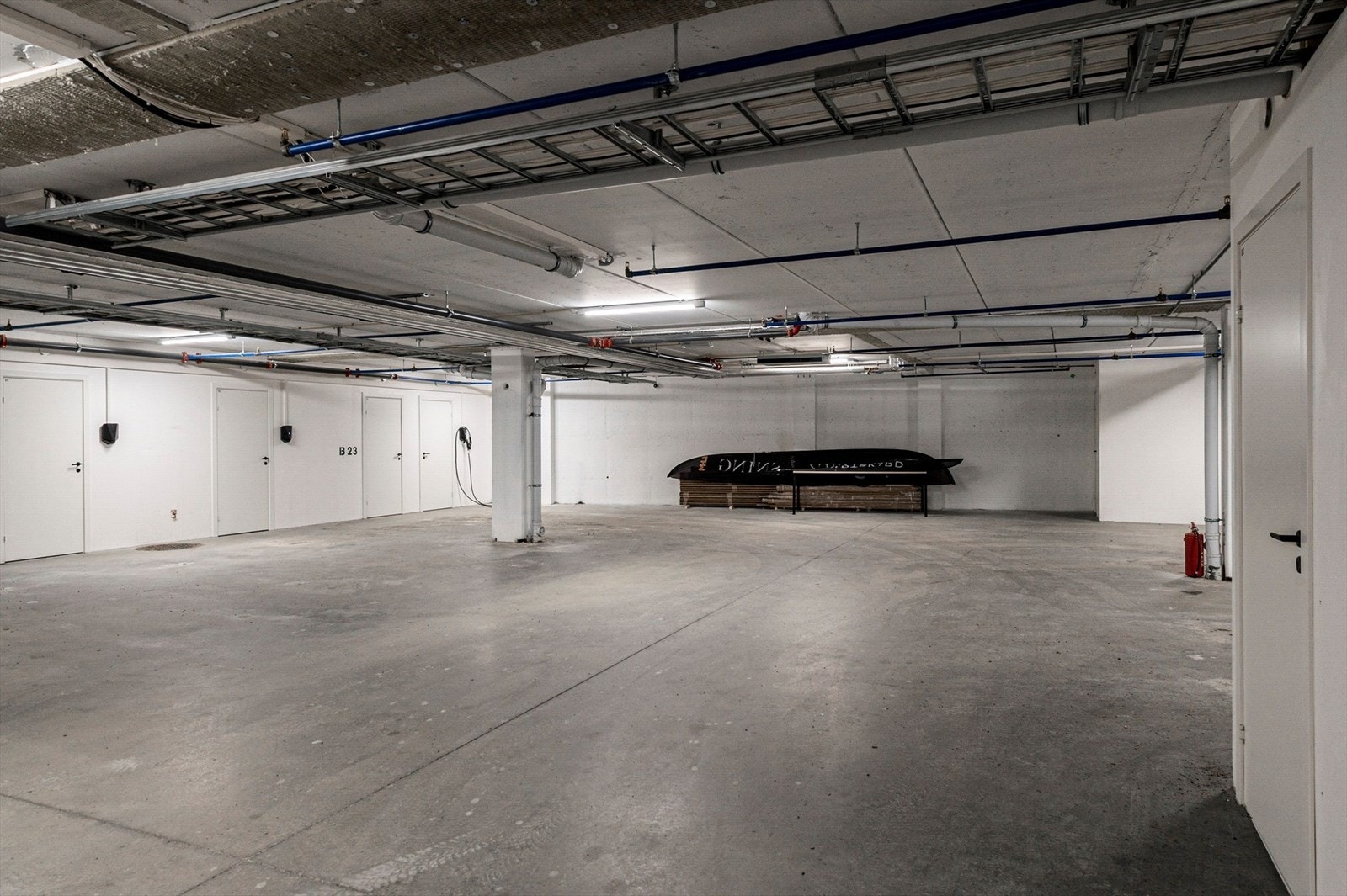 Parkeringskjeller med elbil-lader montert på hver plass. Galleribilde