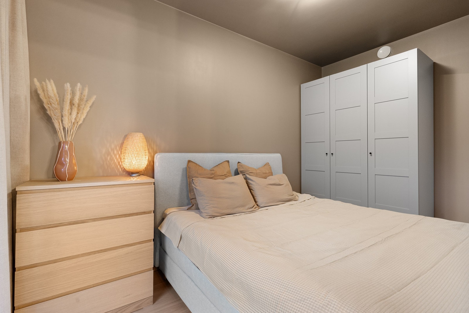 Soverom av god størrelse med plass til garderobeskap, dobbeltseng og kommode. Takhøyden målt til 2,80 meter. Galleribilde