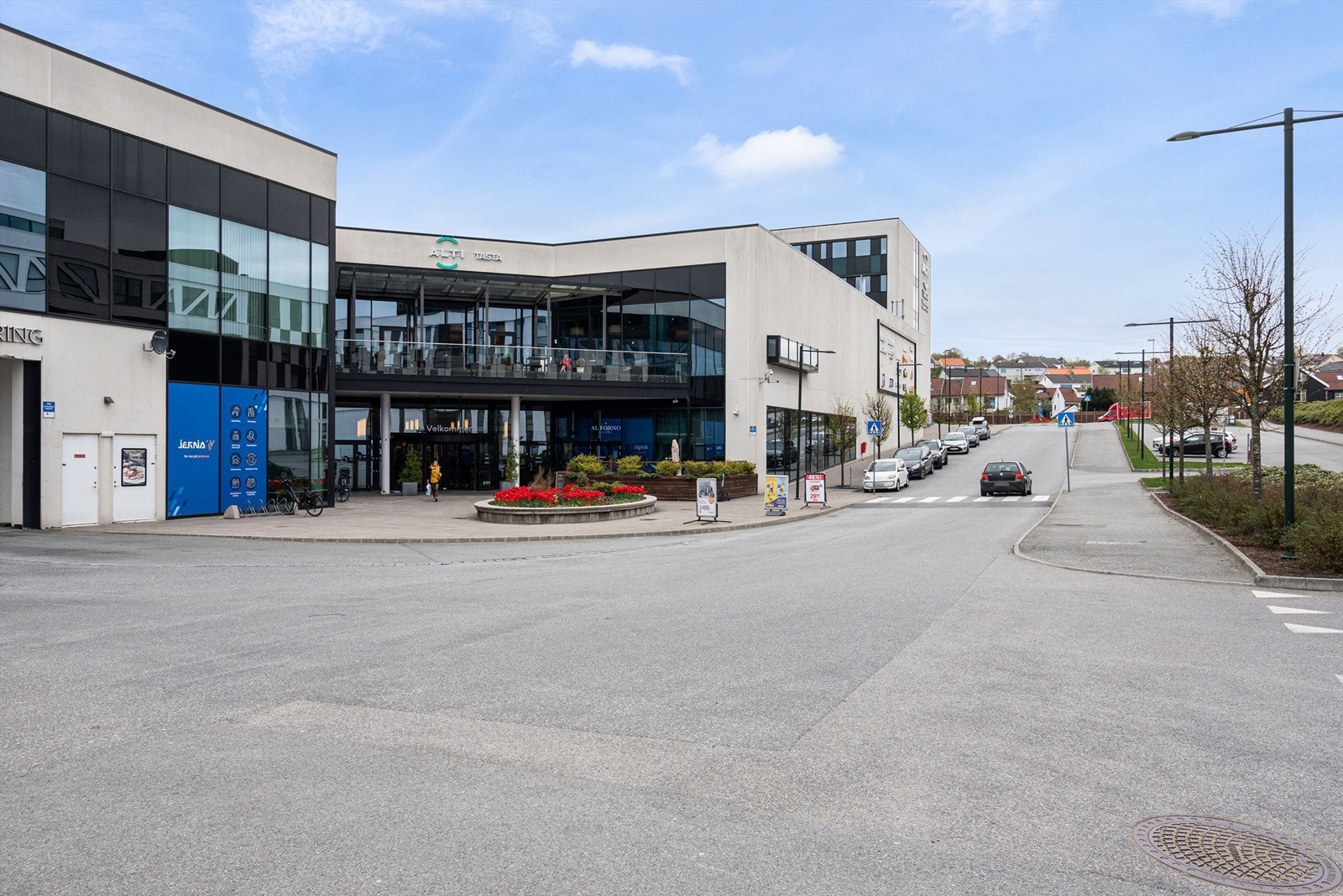 Tastasenteret er nærmeste nabo, og byr på en rekke fasiliteter. Galleribilde