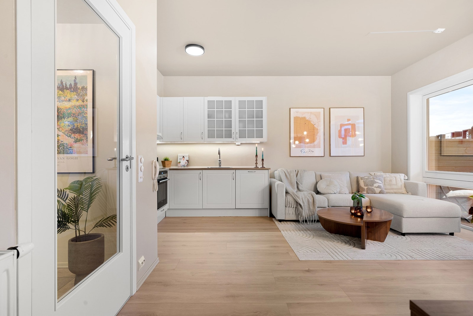 Åpen stue- og kjøkkenløsning. Leiligheten fremstår som lys og luftig med en god planløsning. Galleribilde