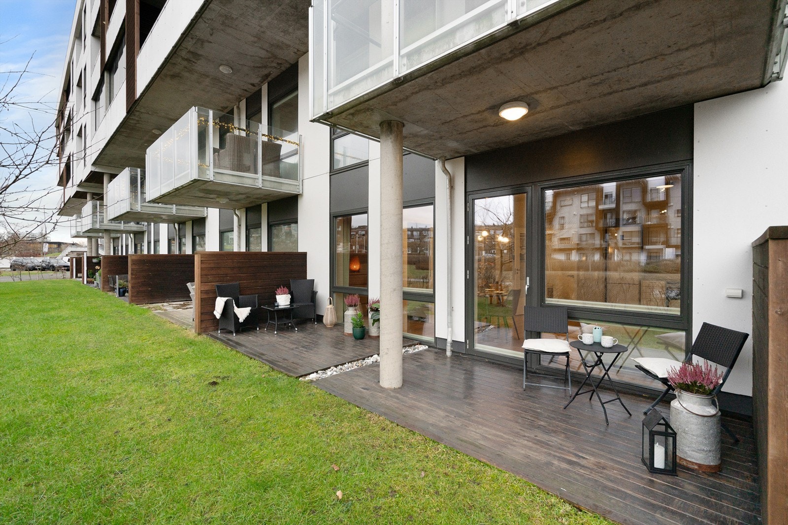 Terrasseareal på 15 kvm med plass til diverse utemøbler. Galleribilde