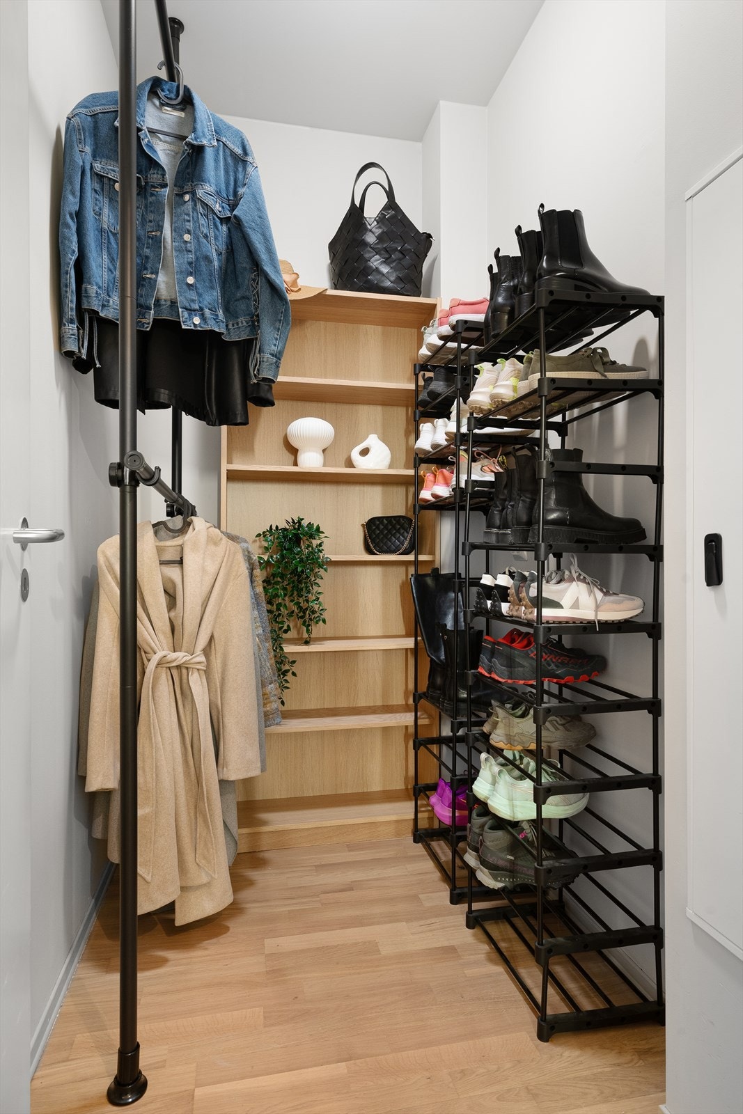 Intern bod med god takhøyde som gjør at man kan oppbevare ting i høyden. Galleribilde