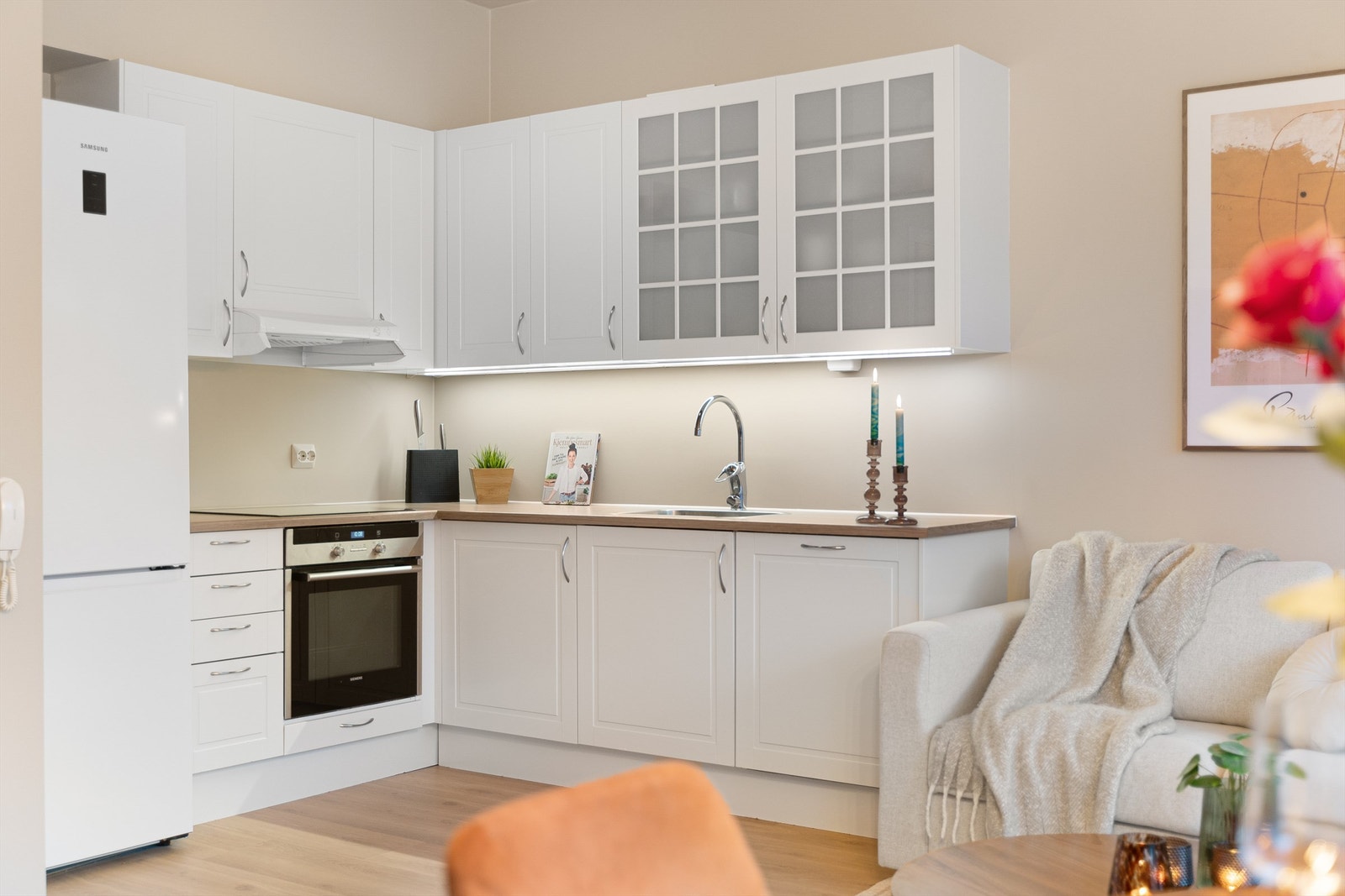 Innredningen på kjøkkenet er fra 2014 med profilerte fronter. Integrert stekeovn, platetopp og oppvaskmaskin. Galleribilde