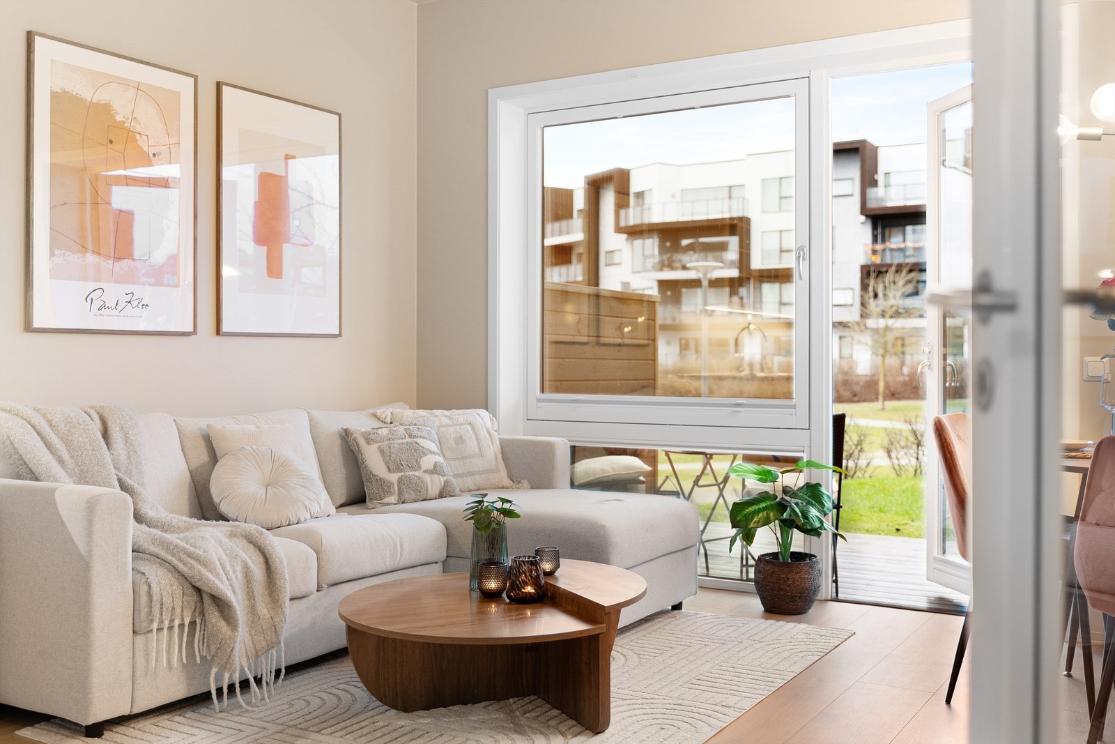 Direkte utgang fra stue til terrasse. Åpen og lys leilighet oppført i 2014. Galleribilde