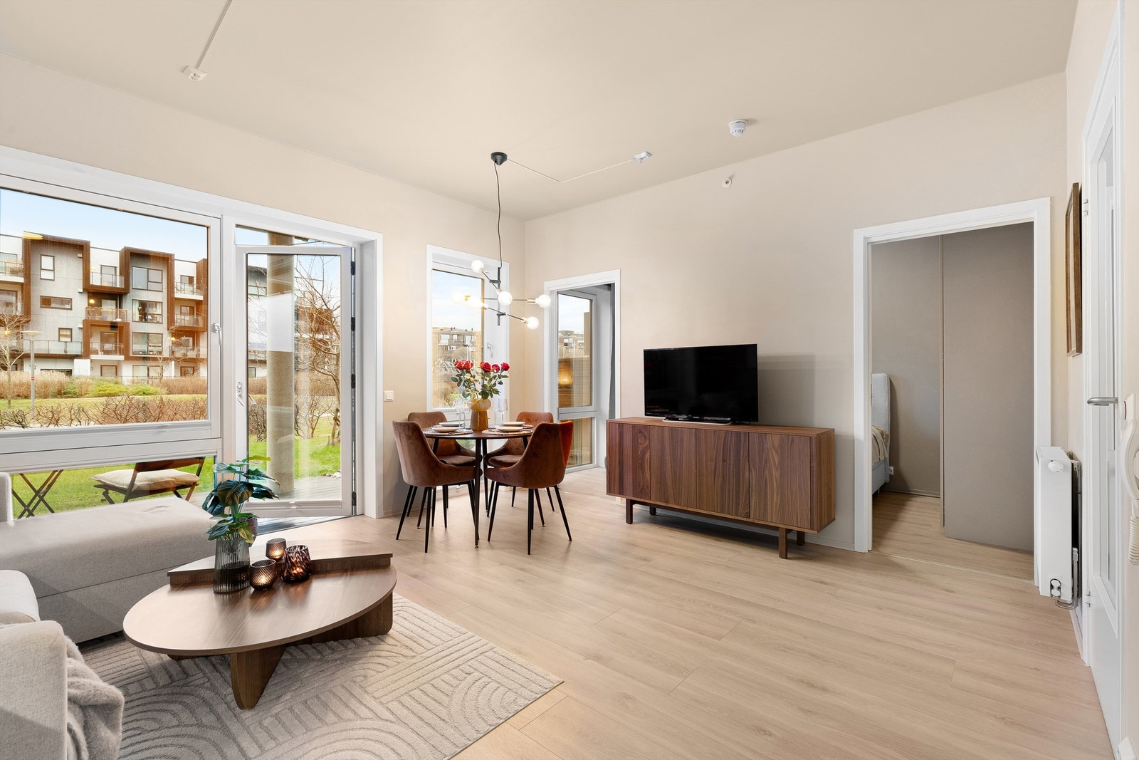 Store vindusflater som gir rikelig med lysinnslipp. Takhøyde i stuen og på soverom er på 2,80 meter gir en luftig atmosfære. Galleribilde