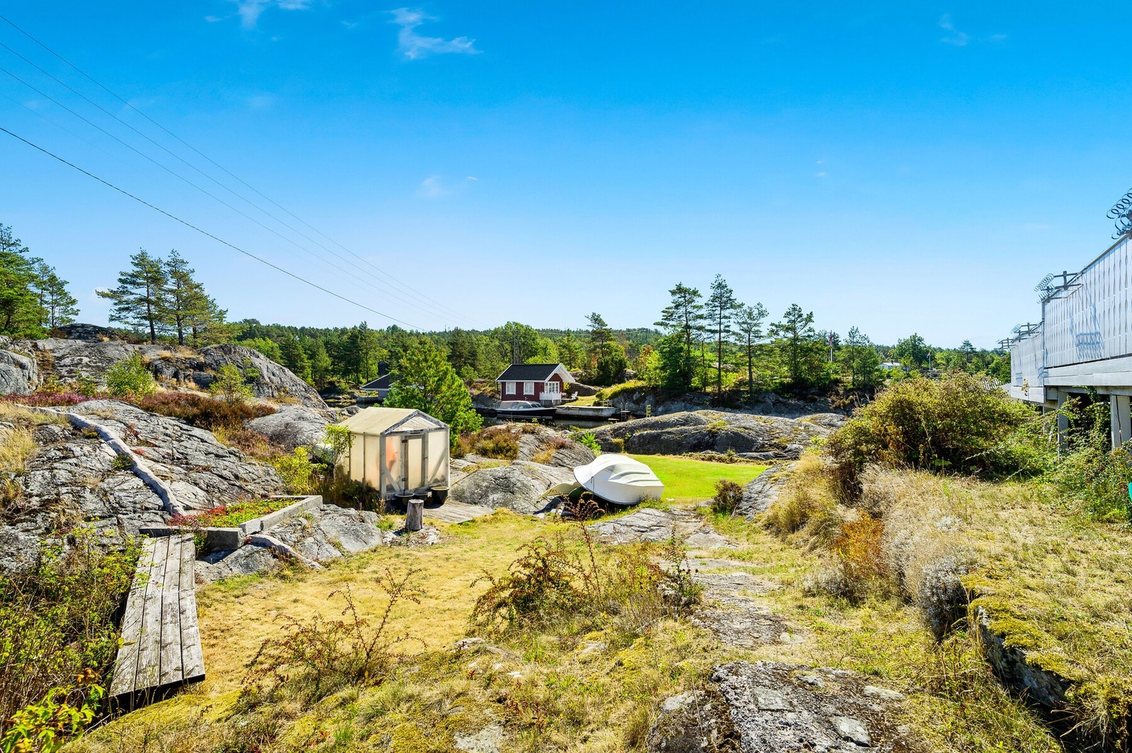 Her finner du både opparbeidede gangarealer og plen, samt store deler av naturlig naturtomt. Galleribilde
