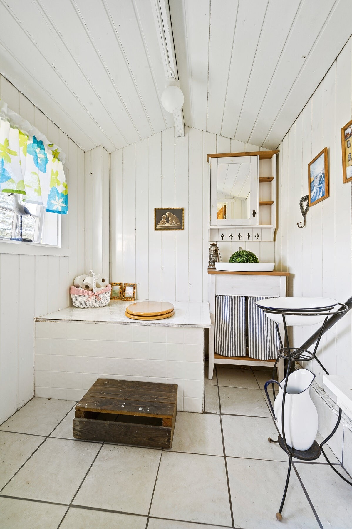Boden inneholder et toalettrom og badstue i tillegg til boder. Galleribilde