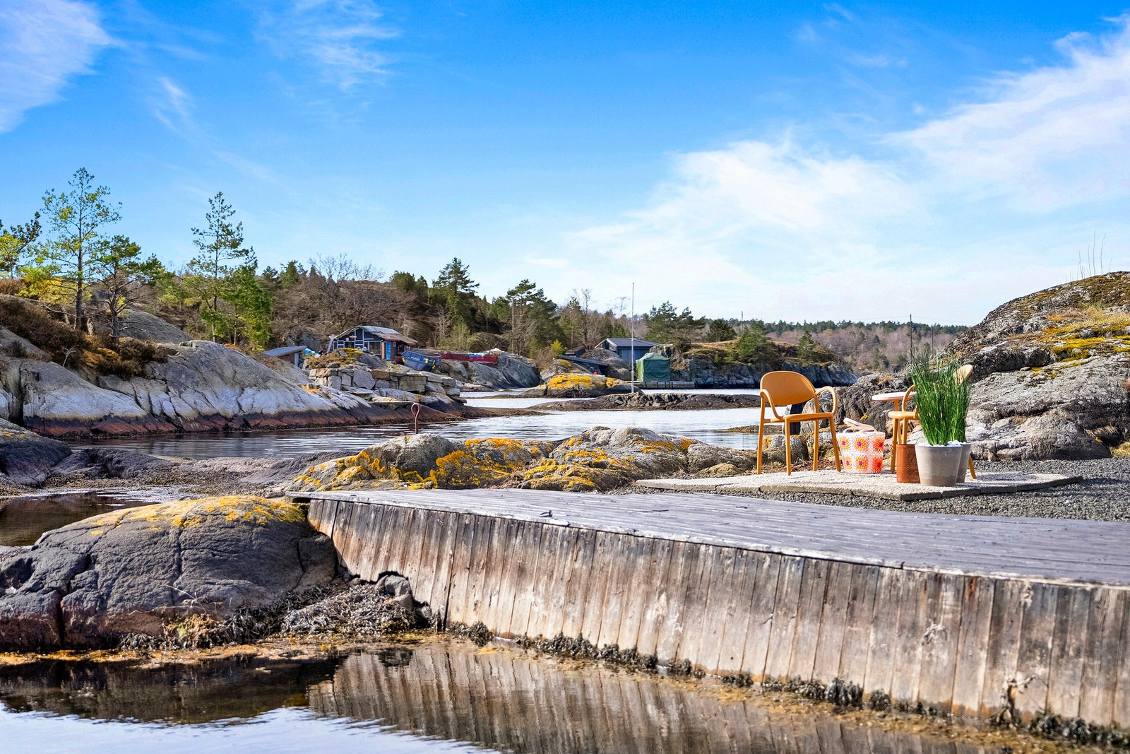 Med egen strandlinje får du direkte tilgang til sjøen og kan nyte lange dager med gode solforhold, bading og båtliv. Galleribilde