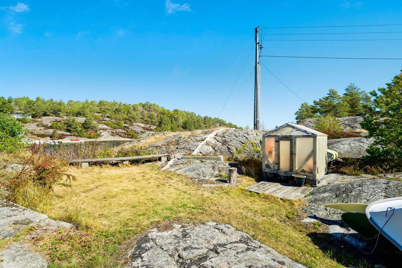 Tomten er velegnet for deg som ser etter et sted med potensial, hvor du kan sette ditt eget preg og skape noe unikt. Galleribilde