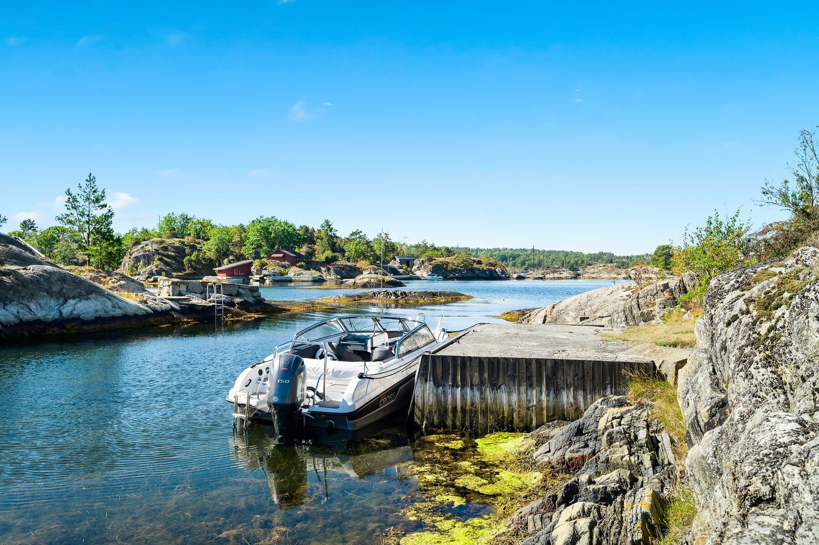 Med en solrik tomt på 3,7 dekar, privat strandlinje og to brygger, er dette et perfekt sted for deg som elsker sjølivet. Galleribilde