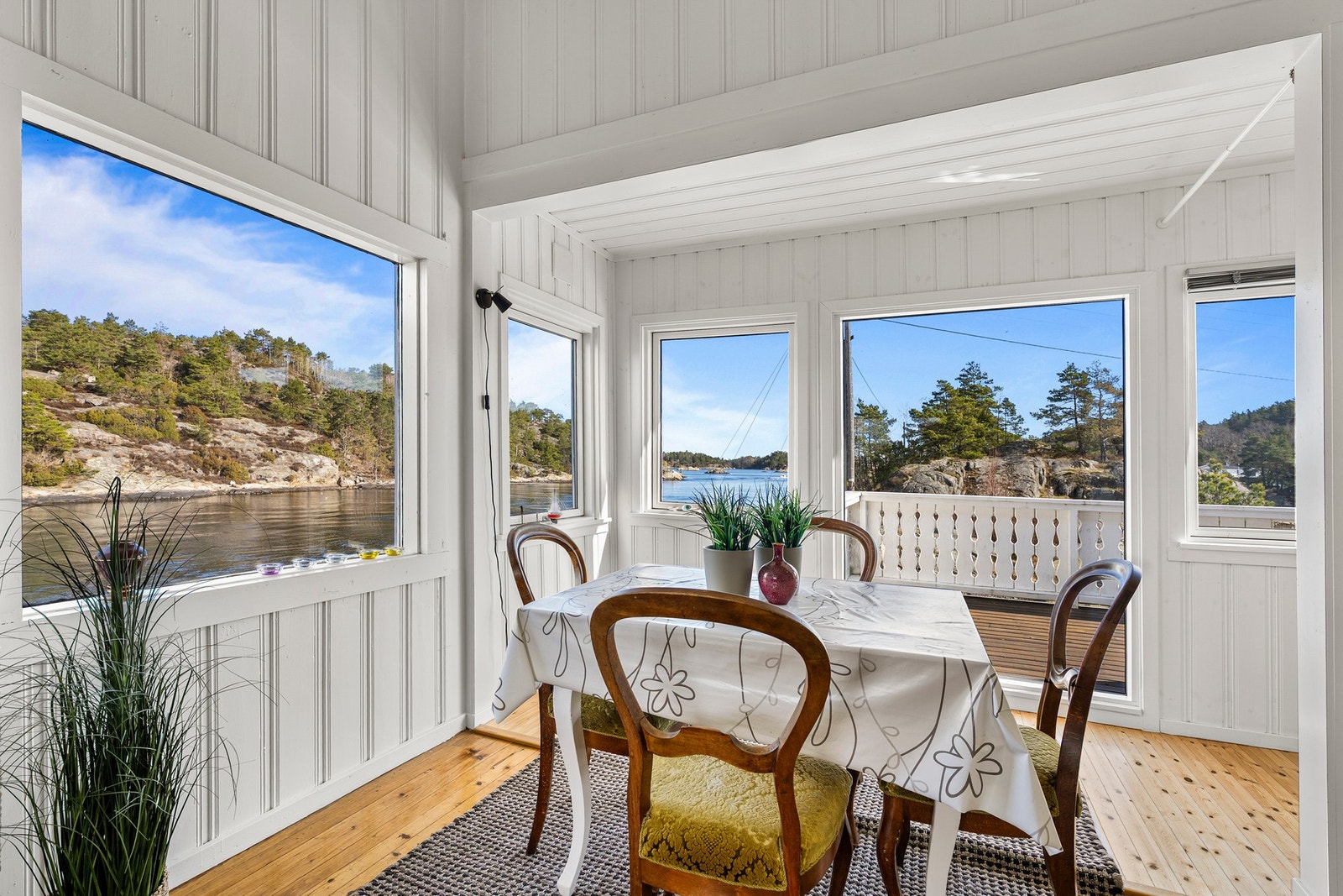 Stuens utforming og størrelse gir deg fleksibilitet til å innrede med både sofa og spisebord. Galleribilde