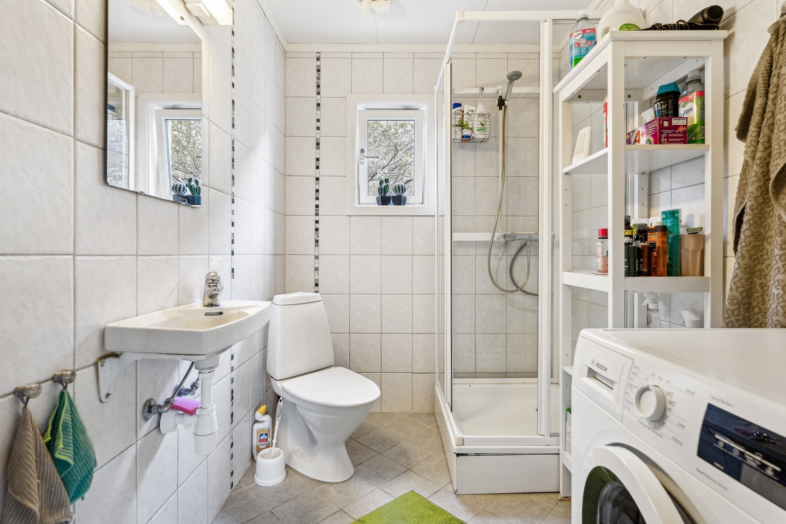 Bad/vaskerom fra 2010 i hovedetasjen med gulvvarme. Galleribilde