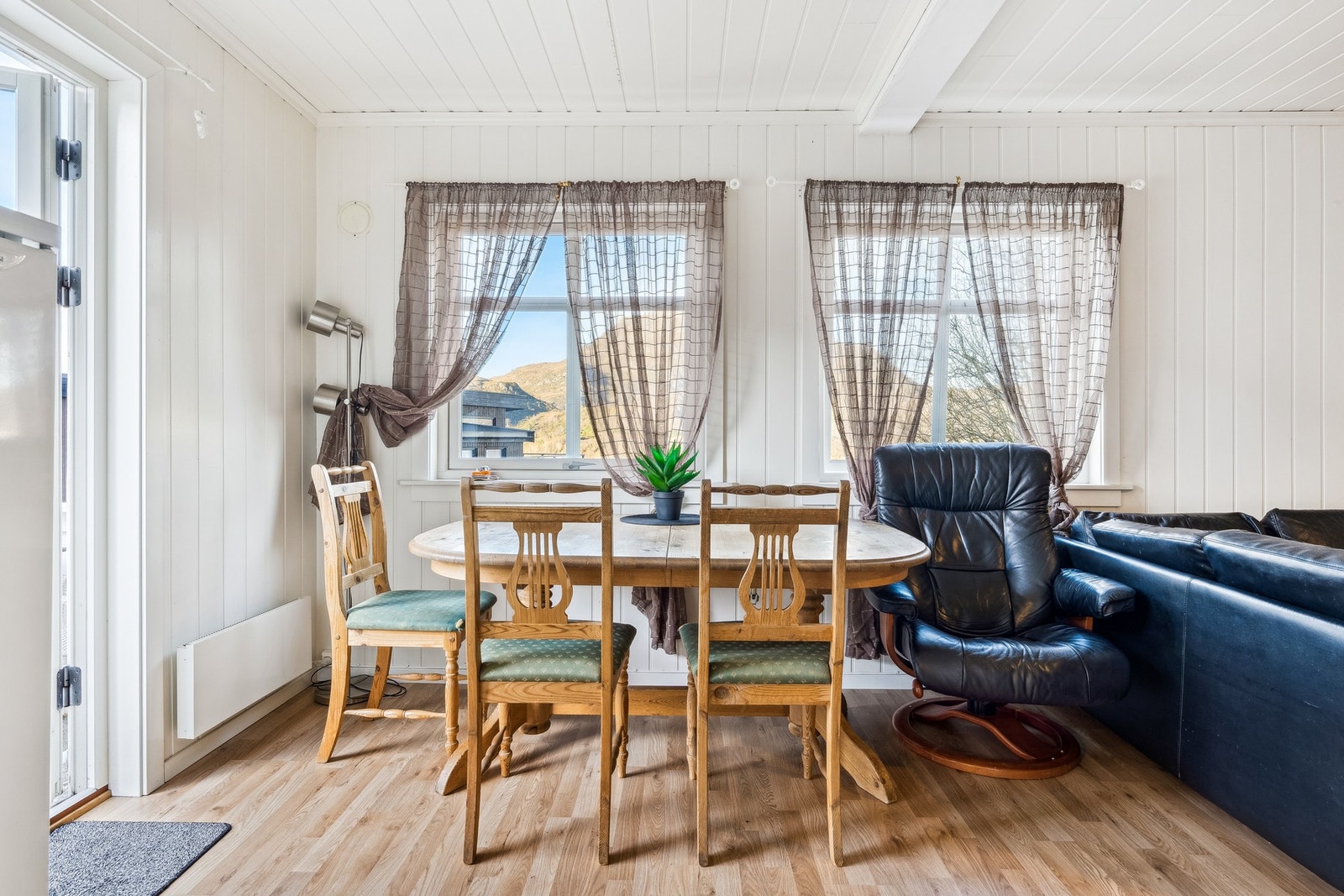 Store vindusflater i stuen som gir godt med naturlig lys. Galleribilde