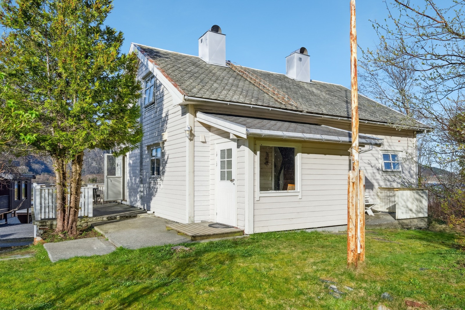 Stor og innholdsrik enebolig med utleiedel, sentralt på Midsund. Galleribilde