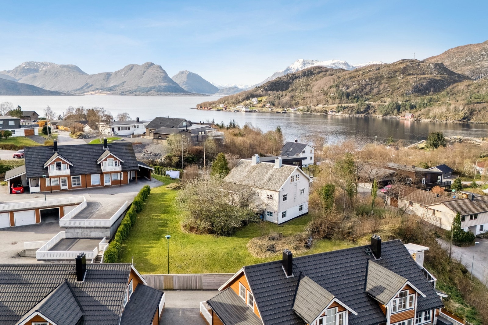 Gangavstand til dagligvarebutikk, skole, fotballbane og fjorden. Galleribilde