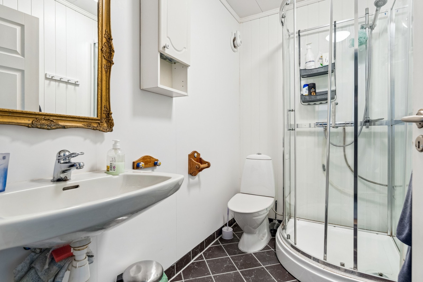 Bad fra 2010 med gulvvarme ved inngangspartiet i hovedetasjen. Galleribilde