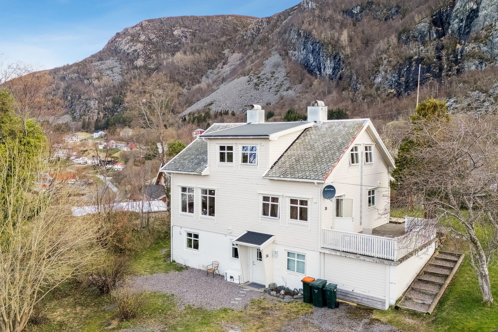 Eiendommen på 1 575 m² ligger fint til på toppen av en haug med gode solforhold. Galleribilde