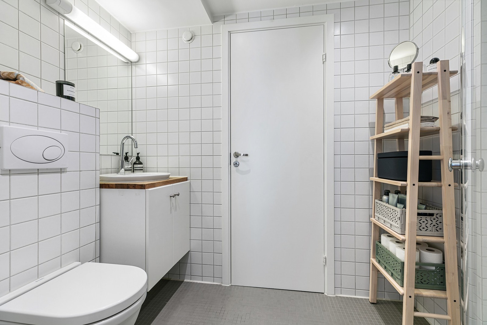 Badet er innredet med servant med skapseksjon og toalett. Varmekabler i gulv. Galleribilde