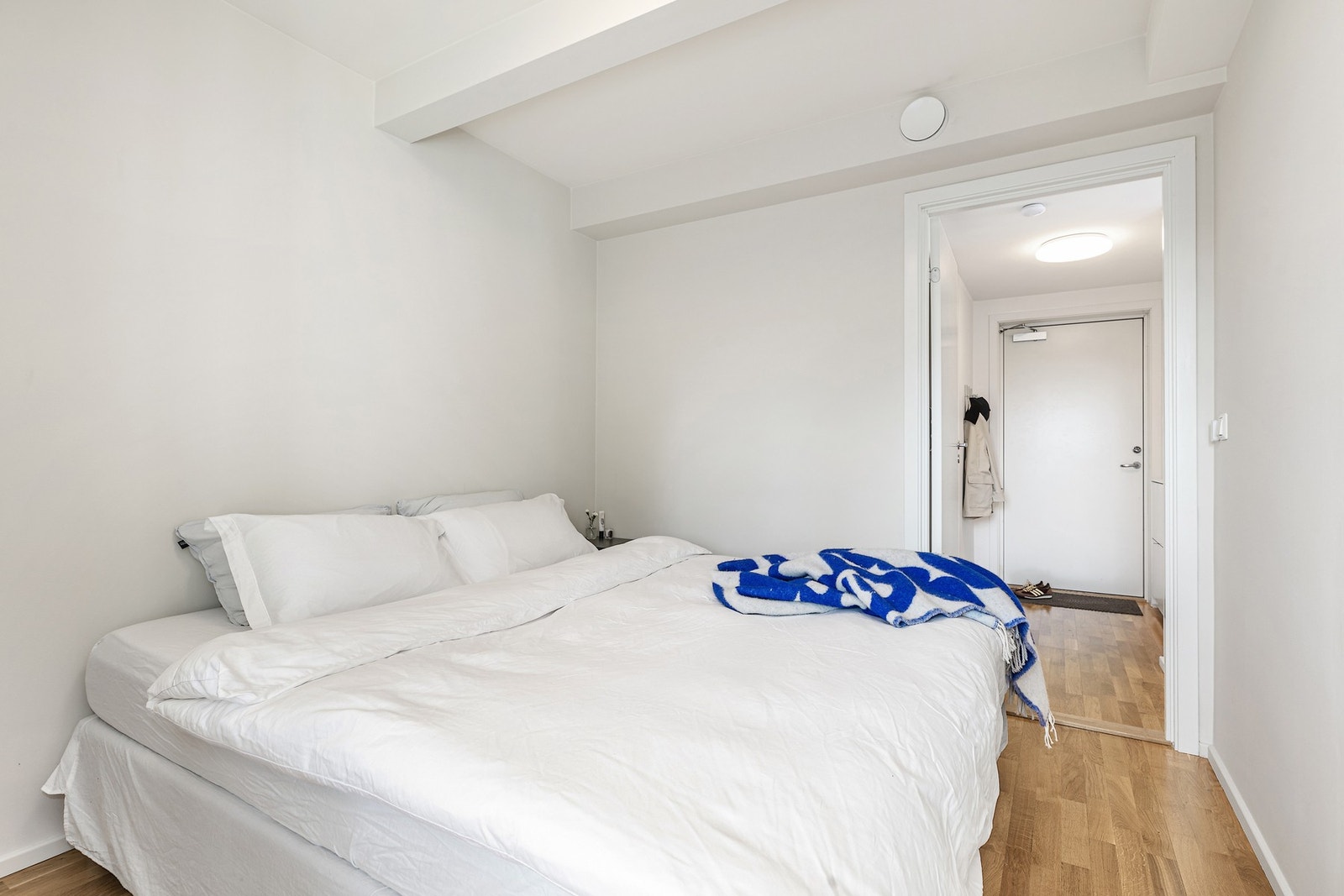Leilighetens soverom oppleves som lunt, lyst og elegant. Her får du et romslig soverom som har god plass til en dobbelseng og tilhørende soveromsmøblement. Det er rikelig med garderobeplass. Soverommet vender mot rolige omgivelser. Galleribilde